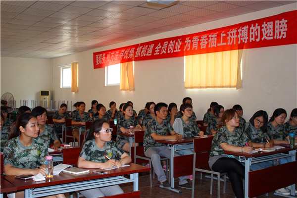 易視界伙伴們?cè)谡J(rèn)真聽(tīng)講