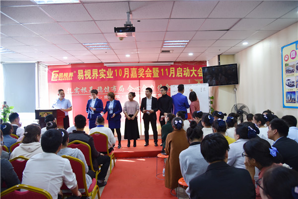 上臺領錢的小伙伴們很開心哦
