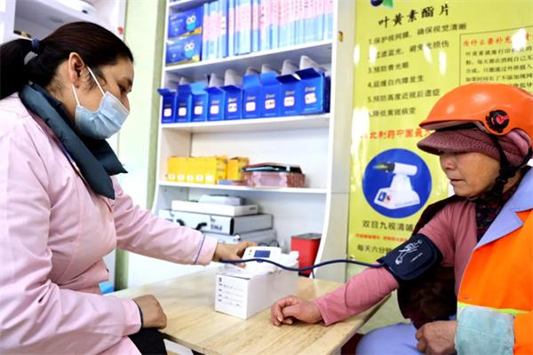 愛心聚焦！易視界300多副老花鏡暖了環(huán)衛(wèi)工人的心！