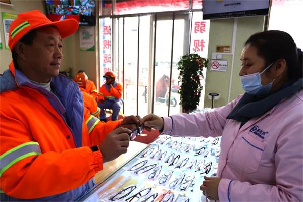 愛心聚焦！易視界300多副老花鏡暖了環(huán)衛(wèi)工人的心！